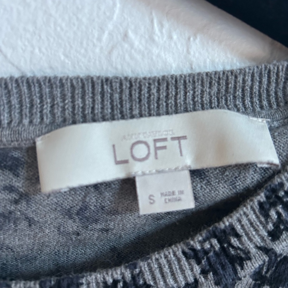 LOFT Gray Top with Black Leaf Pattern Long Sleeve - Picture 4 of 6